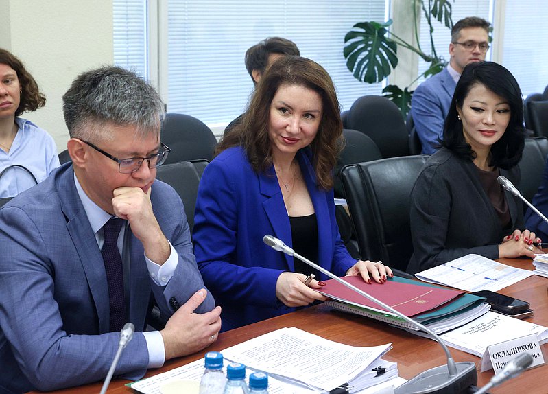 Статс-секретарь — заместитель министра энергетики РФ Дмитрий Исламов и Первый заместитель Министра финансов РФ Ирина Окладникова