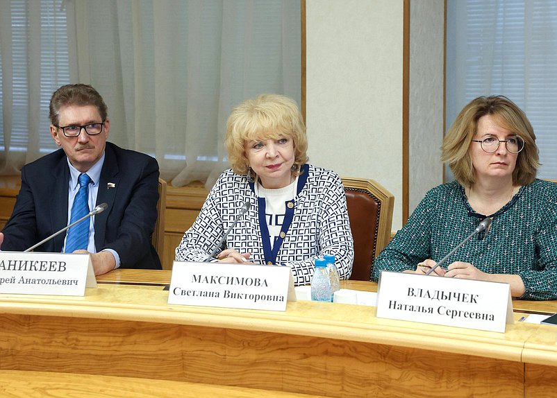 Член Комитета по аграрным вопросам Андрей Аникеев и российский фермер Светлана Максимова