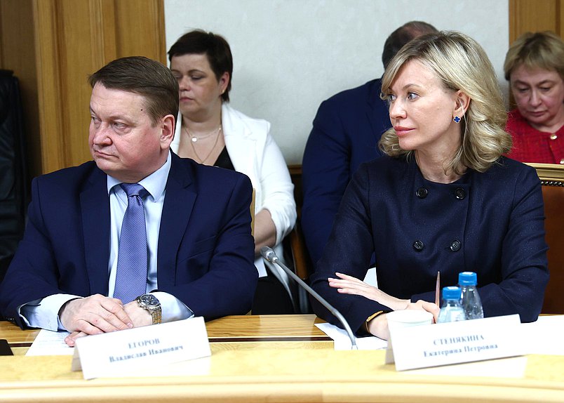 Члены Комитета по аграрным вопросам Владислав Егоров и Екатерина Стенякина