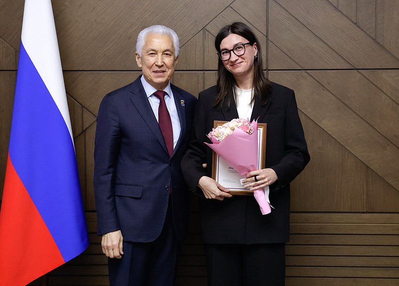 Руководитель фракции "Единая Россия" Владимир Васильев и начальник Управления общероссийской информации МИА «Россия сегодня» Юлия Оглоблина