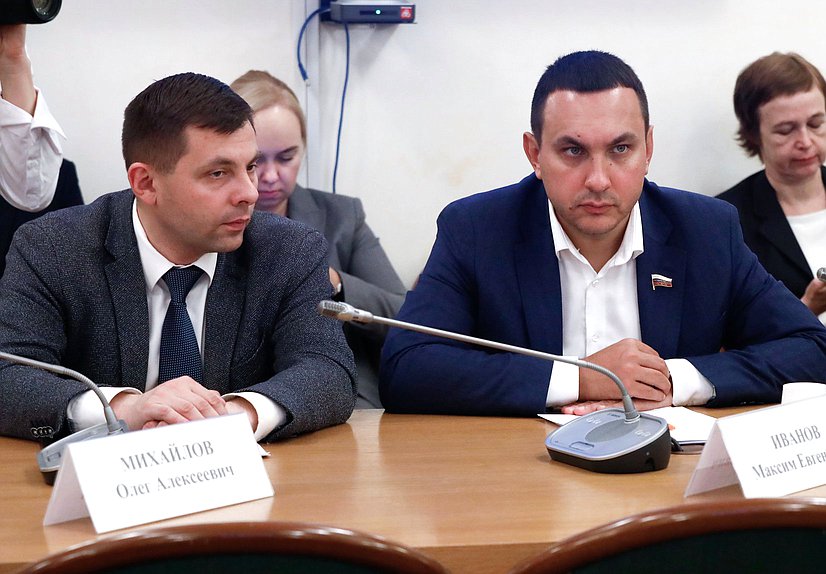 Члены Комитета по экологии, природным ресурсам и охране окружающей среды Олег Михайлов и Максим Иванов