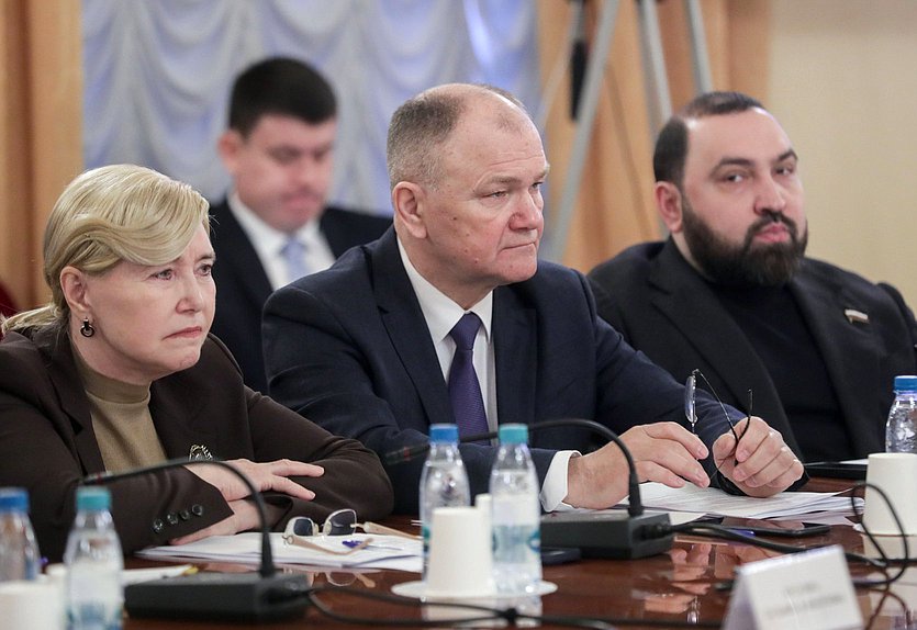 Члены Комитета по охране здоровья Тамара Фролова, Николай Щеглов и Бийсултан Хамзаев