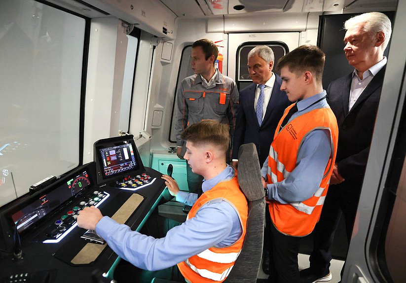 Председатель Государственной Думы Вячеслав Володин и мэр Москвы Сергей Собянин. Выездное заседание Совета Государственной Думы по вопросу организации предоставления среднего профессионального образования с учетом особого порядка проведения ГИА-9 в рамках пилотного проекта (Центр практического обучения "Профессии будущего")