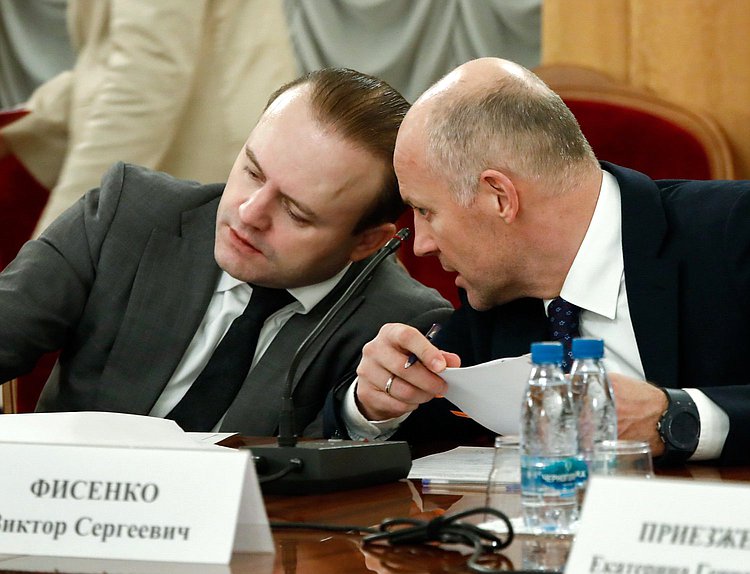 Заместитель Председателя Государственной Думы Владислав Даванков (слева)