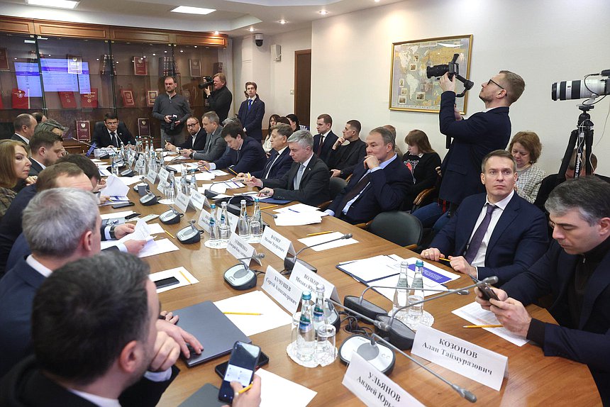 Заседание Комитета по информационной политике, информационным технологиям и связи с участием Министра цифрового развития, связи и массовых коммуникаций РФ Максута Шадаева