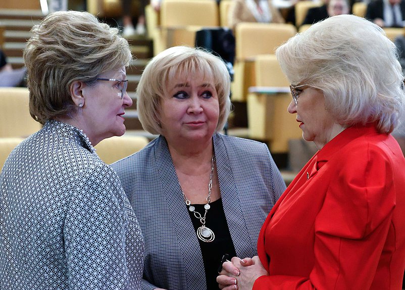Член Комитета по защите семьи, вопросам отцовства, материнства и детства Татьяна Ларионова, заместитель Председателя Комитета Елена Вторыгина и Председатель Комитета Нина Останина