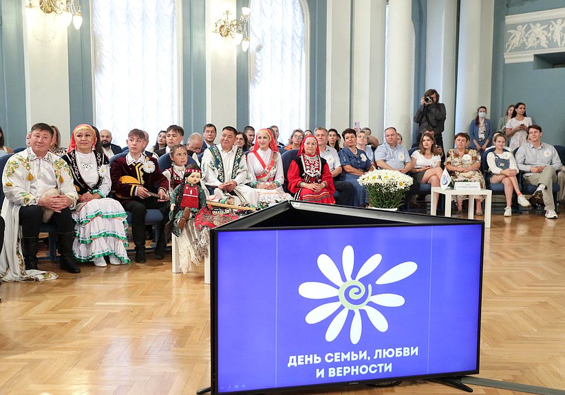 Встреча Комитета по защите семьи, вопросам отцовства, материнства и детства с семьями из федеральных округов РФ