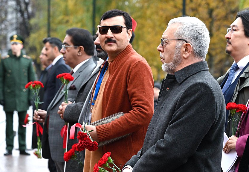 Representatives of the parliamentary delegations participating in meeting of Standing Committee on Social and Cultural Affairs of the Asian Parliamentary Assembly laid flowers at the Tomb of the Unknown Soldier