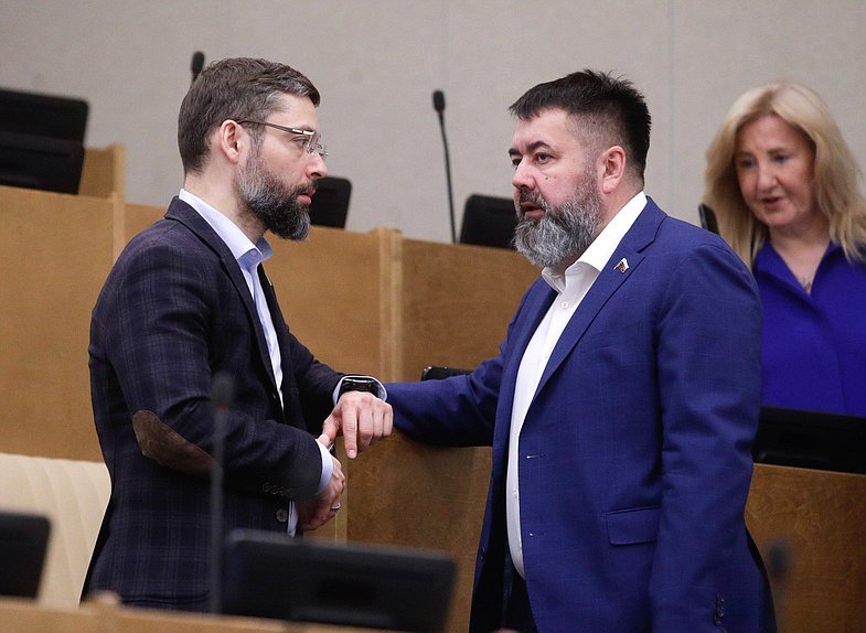 Член Комитета по строительству и ЖКХ Александр Якубовский и член Комитета по энергетике Роман Птицын