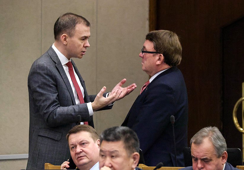 Первый заместитель Председателя Комитета по безопасности и противодействию коррупции Юрий Афонин и член Комитета по вопросам собственности, земельным и имущественным отношениям Николай Иванов