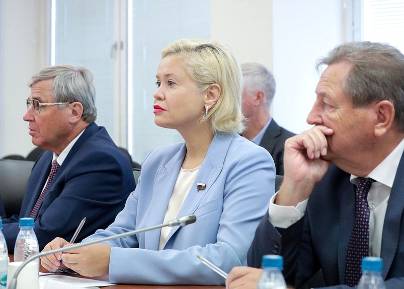 Первый заместитель Председателя Комитета по науке и высшему образованию Олег Смолин, заместитель Председателя Комитета Екатерина Харченко и член Комитета Михаил Кузьмин