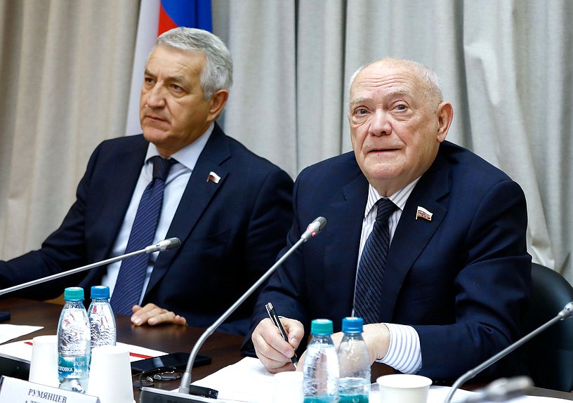 Первый заместитель Председателя Комитета по охране здоровья Леонид Огуль и член Комитета Александр Румянцев