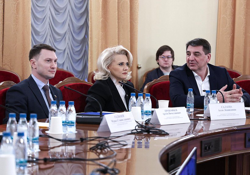 Члены Комитета по туризму и развитию туристической инфраструктуры Артем Прокофьев, Алла Салаева и Андрей Марков