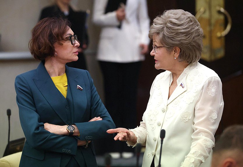 Член Комитета по обороне Татьяна Кусайко и член Комитета по защите семьи, вопросам отцовства, материнства и детства Татьяна Ларионова