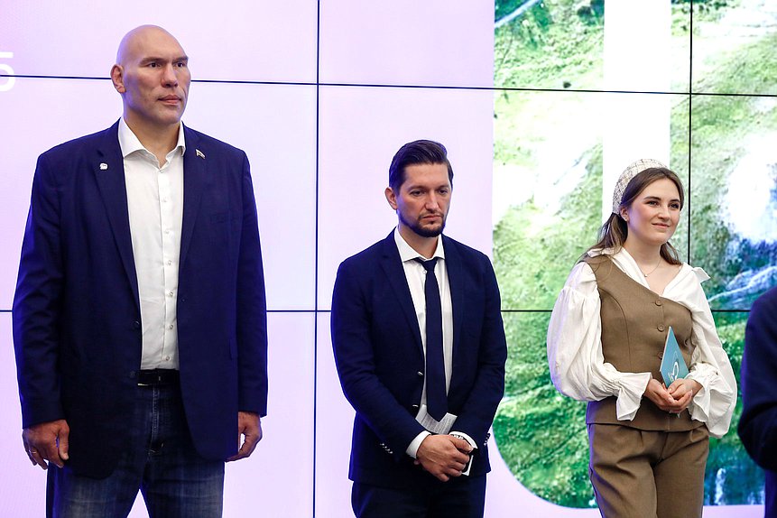 Первый заместитель Председателя Комитета по туризму и развитию туристической инфраструктуры Николай Валуев (слева) и Первый заместитель Председателя Комитета по науке и высшему образованию Ксения Горячева