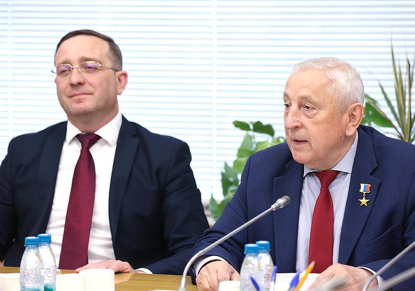 Первый заместитель Председателя Комитета по развитию Дальнего Востока и Арктики Вячеслав Логинов и Председатель Комитета Николай Харитонов