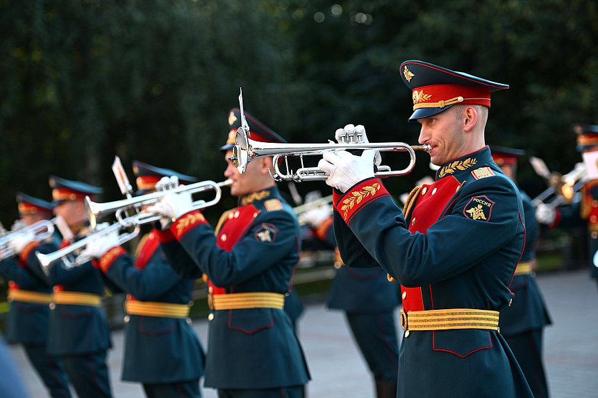 Ceremonia de colocación de una ofrenda floral en la Tumba del Soldado Desconocido junto al muro del Kremlin