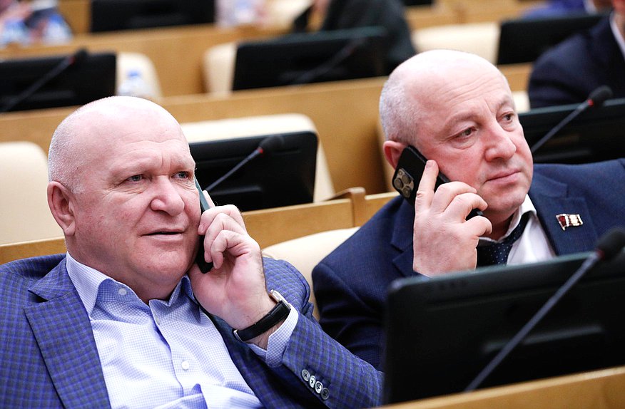 Член Комитета по вопросам собственности, земельным и имущественным отношениям Анатолий Бифов и член Комитета по безопасности и противодействию коррупции Роберт Кочиев