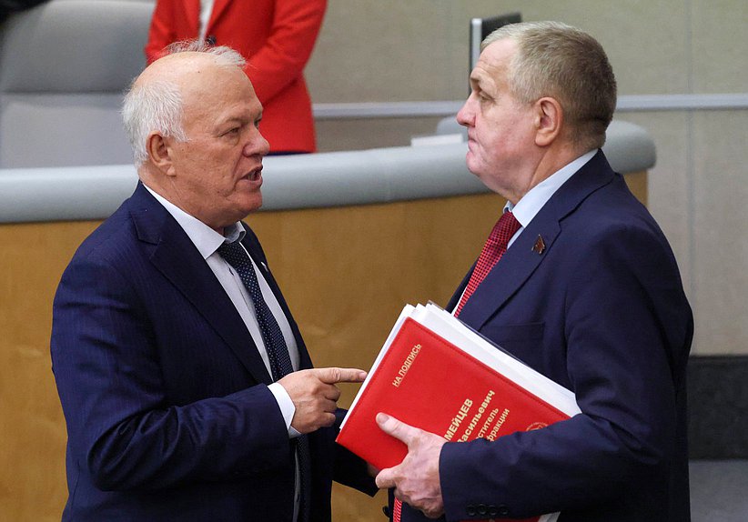 Заместитель Председателя Комитета по экологии, природным ресурсам и охране окружающей среды Анатолий Грешневиков и Первый заместитель Председателя Комитета по труду, социальной политике и делам ветеранов Николай Коломейцев