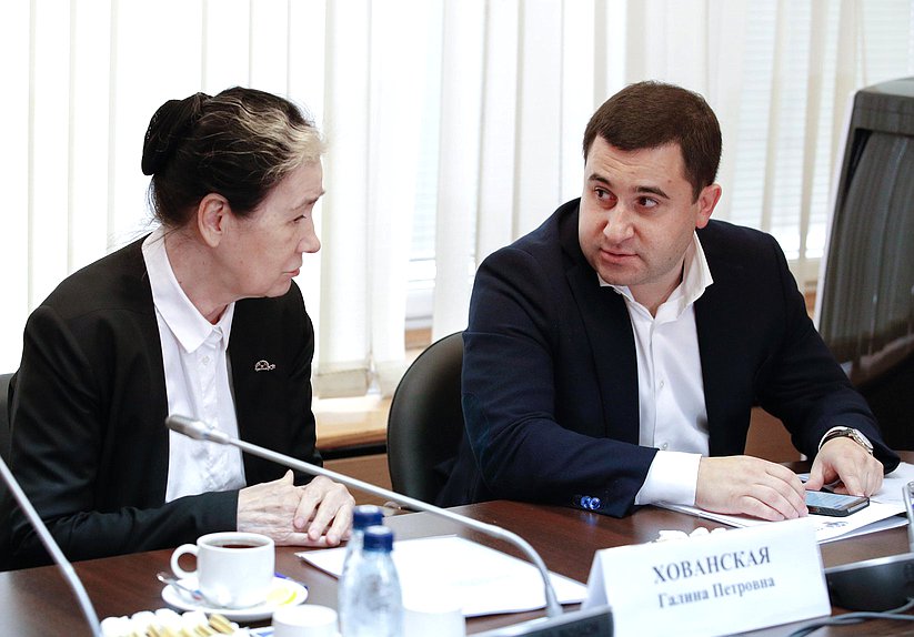 Председатель Комиссии по обеспечению жилищных прав граждан Галина Хованская и заместитель Министра строительства и жилищно-коммунального хозяйства РФ Никита Стасишин