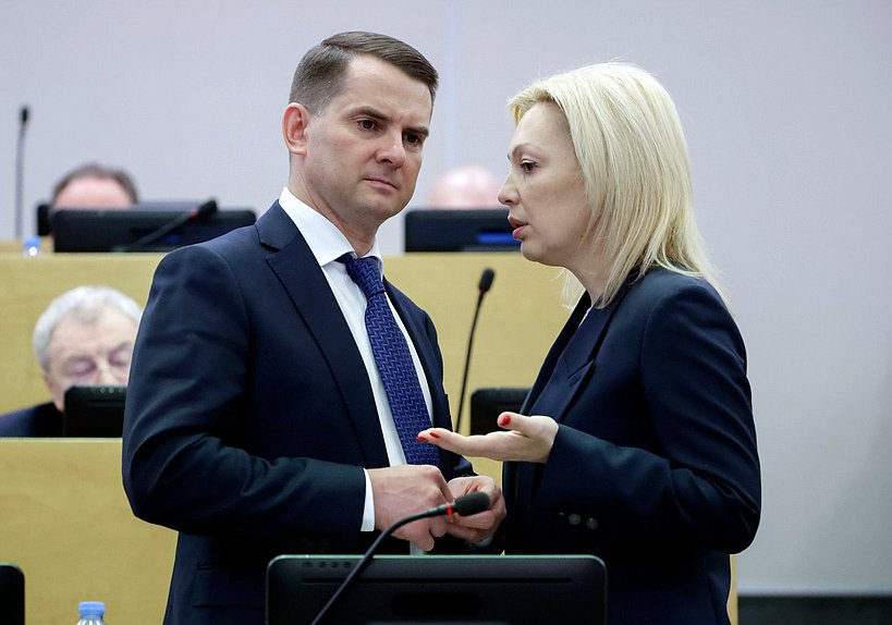 Председатель Комитета по труду, социальной политике и делам ветеранов Ярослав Нилов и член Комитета по развитию гражданского общества, вопросам общественных и религиозных объединений Ольга Тимофеева