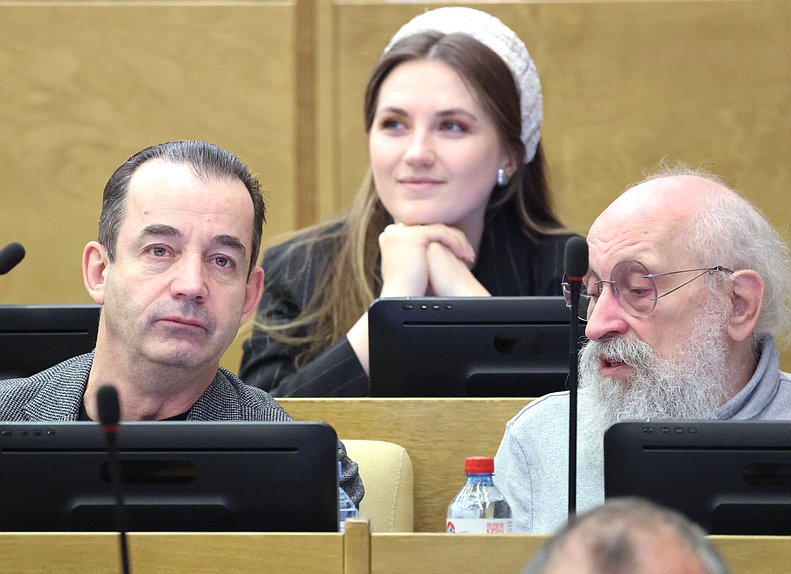 Первый заместитель Председателя Комитета по культуре Дмитрий Певцов и член Комитета по просвещению Анатолий Вассерман