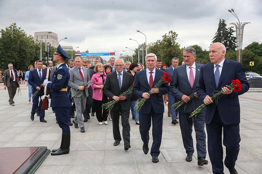 Ceremony of wreath laying to the Victory Monument in Minsk