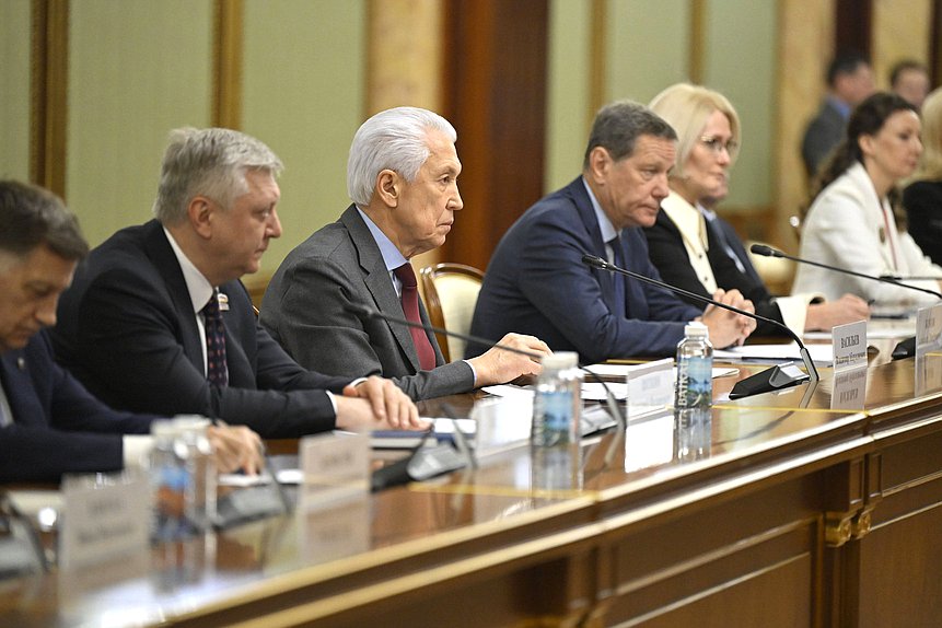 Встреча Председателя Правительства РФ Михаила Мишустина с членами фракции "Единая Россия" в преддверии отчета Правительства РФ за 2025 год. Фото пресс-службы Правительства РФ