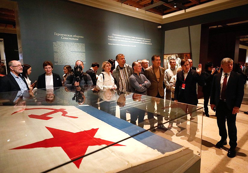 Члены делегаций стран-членов ОДКБ посетили выставки "Великая Победа. Россия - моя история" и "Без срока давности. Нюрнберг. 80 лет" в Москве