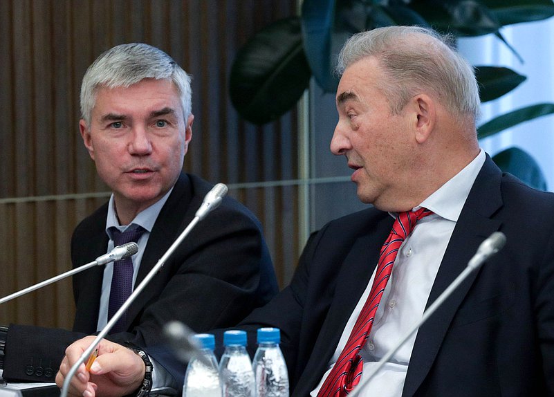 Члены Комитета по физической культуре и спорту Евгений Ревенко и Владислав Третьяк