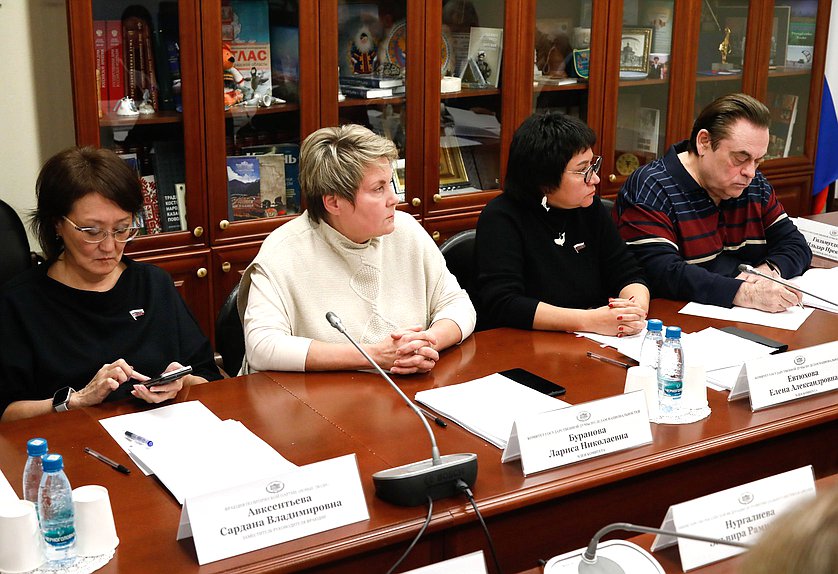 Заместитель Председателя Комитета по государственному строительству и законодательству Сардана Авксентьева и члены Комитета по делам национальностей Лариса Буранова, Елена Евтюхова и Геннадий Семигин