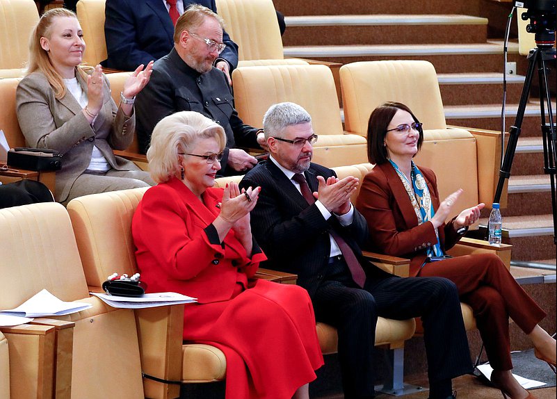 Председатель Комитета по защите семьи, вопросам отцовства, материнства и детства Нина Останина и Первый заместитель Председателя Комитета Татьяна Буцкая