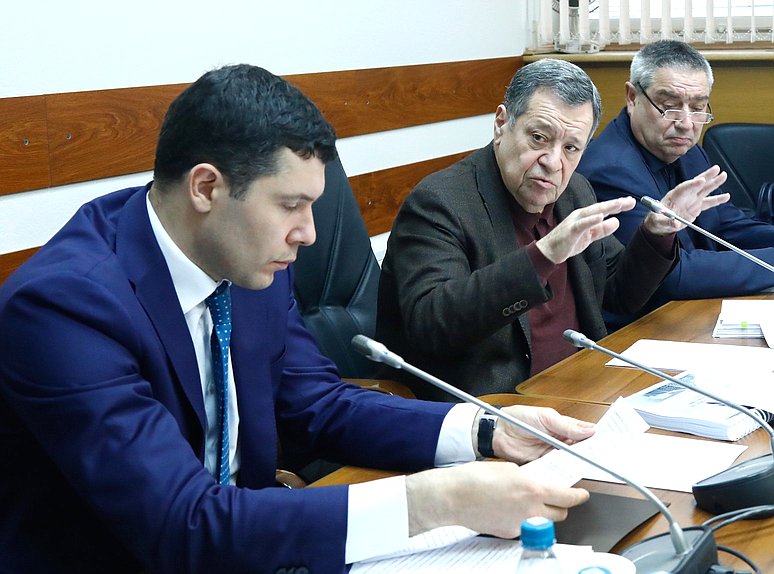 Министр промышленности и торговли РФ Антон Алиханов и Председатель Комитета по бюджету и налогам Андрей Макаров