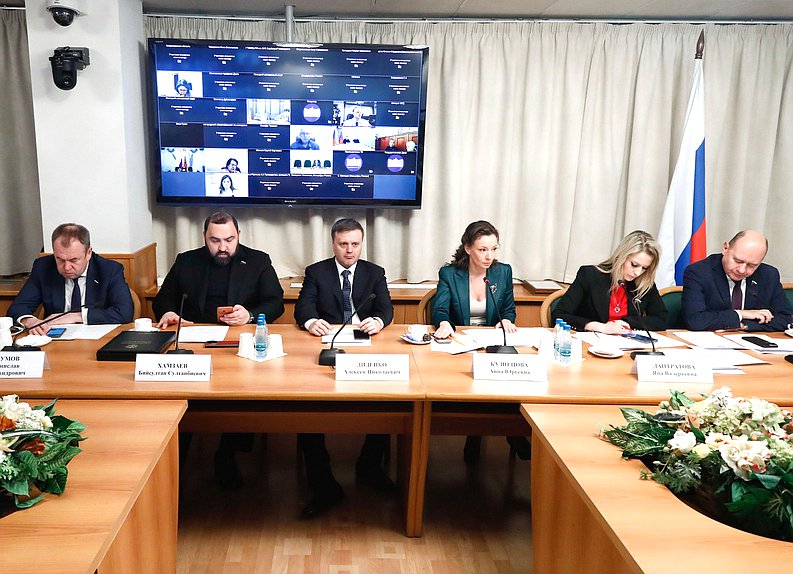 Круглый стол на тему «Интернет, мессенджеры и игры как поле информационной войны против детей: система защиты и регулирования»