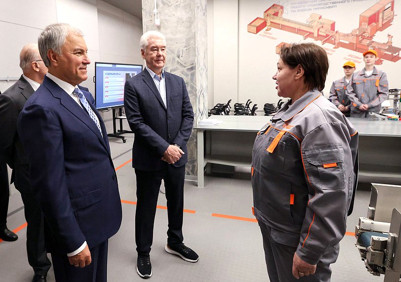 Председатель Государственной Думы Вячеслав Володин и мэр Москвы Сергей Собянин. Выездное заседание Совета Государственной Думы по вопросу организации предоставления среднего профессионального образования с учетом особого порядка проведения ГИА-9 в рамках пилотного проекта (Центр практического обучения "Профессии будущего")