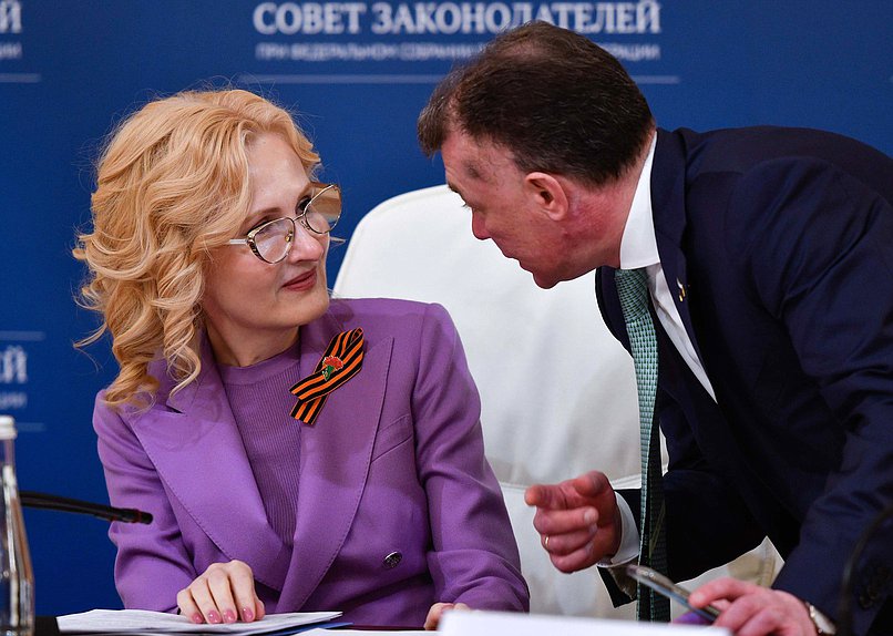 Заместитель Председателя Государственной Думы Ирина Яровая и Председатель Комитета по экономической политике Максим Топилин