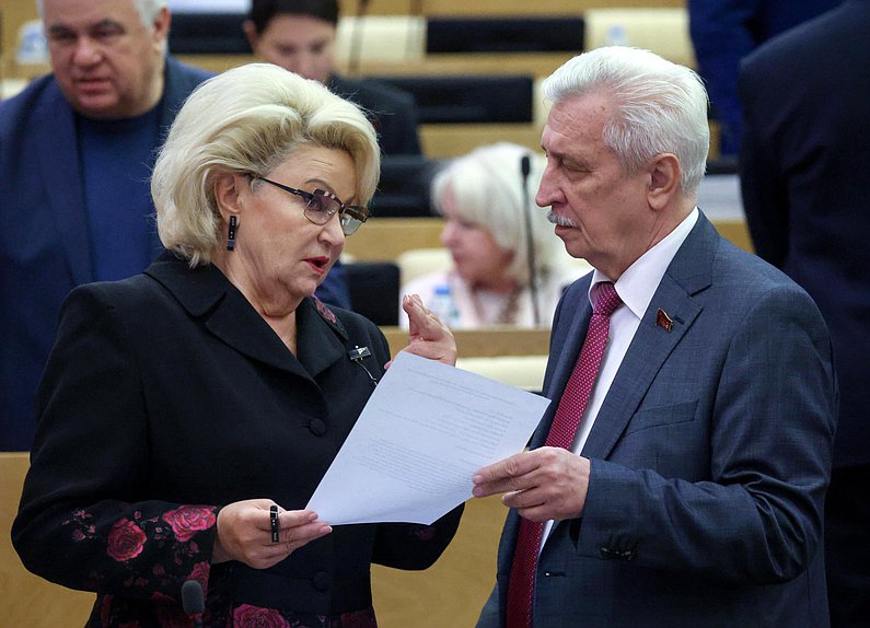 Председатель Комитета по защите семьи, вопросам отцовства, материнства и детства Нина Останина и член Комитета по охране здоровья Николай Осадчий