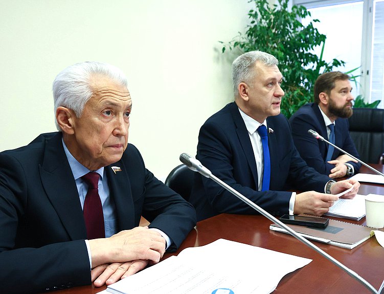 Заместитель Председателя Государственной Думы Владимир Васильев, Председатель Комитета по делам национальностей Владимир Иванов и руководитель Федерального агентства по делам национальностей Игорь Баринов