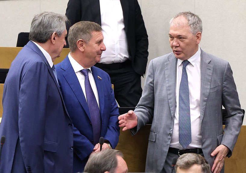 Член Комитета по промышленности и торговле Андрей Трифонов и Председатель Комитета по делам СНГ, евразийской интеграции и связям с соотечественниками Леонид Калашников