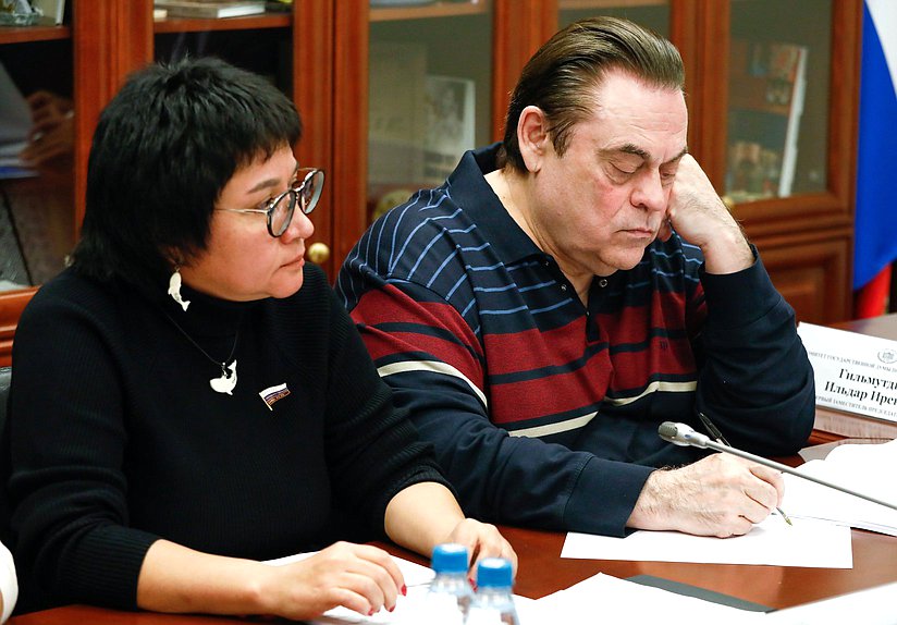 Члены Комитета по делам национальностей Елена Евтюхова и Геннадий Семигин