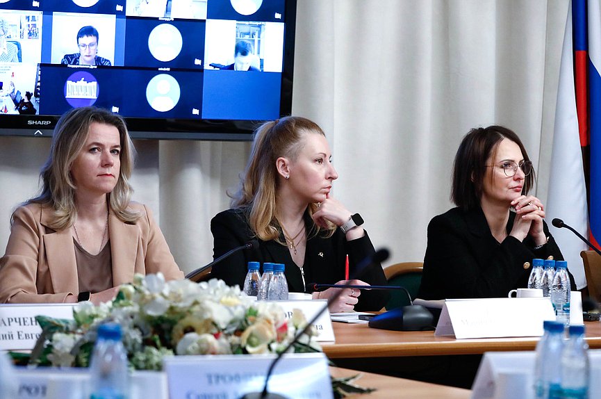 Член Комитета по защите семьи, вопросам отцовства, материнства и детства Ольга Коробова, заместитель Председателя Комитета Мария Дробот и Первый заместитель Председателя Комитета Татьяна Буцкая