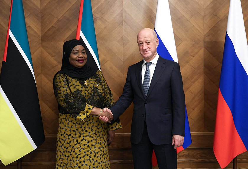 Заместитель Председателя Государственной Думы Александр Бабаков и Председатель Ассамблеи Республики Мозамбик Маргарида Адамужи Талапа