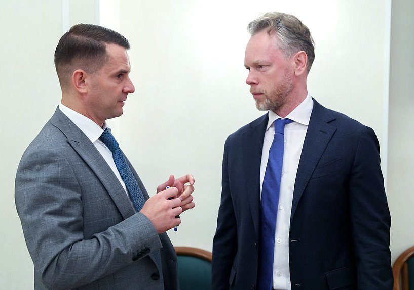 Председатель Комитета по труду, социальной политике и делам ветеранов Ярослав Нилов (слева)