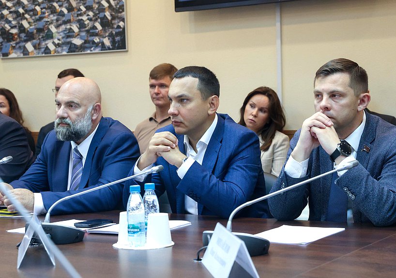 Члены Комитета по экологии, природным ресурсам и охране окружающей среды Тимофей Баженов, Максим Иванов и Олег Михайлов