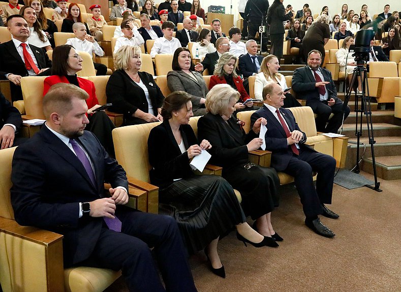 Заместители Председателя Государственной Думы Борис Чернышов и Анна Кузнецова, Председатель Комитета по защите семьи, вопросам отцовства, материнства и детства Нина Останина и руководитель фракции КПРФ Геннадий Зюганов