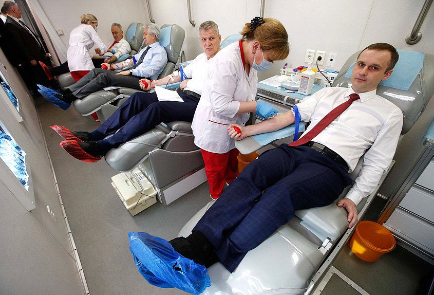 Первый заместитель Председателя Комитета по охране здоровья Леонид Огуль и заместители Председателя Комитета Алексей Куринный и Сергей Леонов