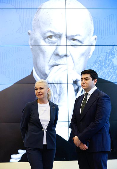 Председатель Комитета по просвещению Ирина Белых и заместитель Председателя Комитета по экологии, природным ресурсам и охране окружающей среды Георгий Арапов