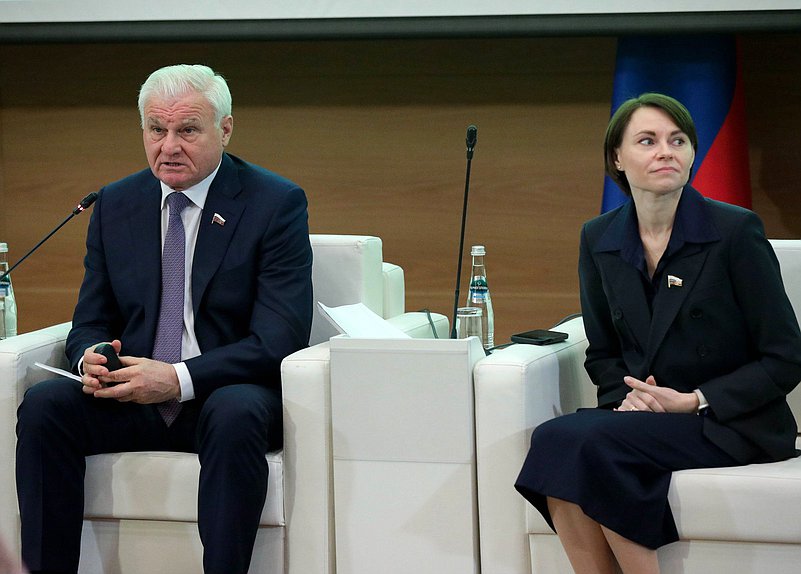 Первый заместитель Председателя Комитета по аграрным вопросам Владимир Плотников и заместитель Председателя Комитета Юлия Оглоблина