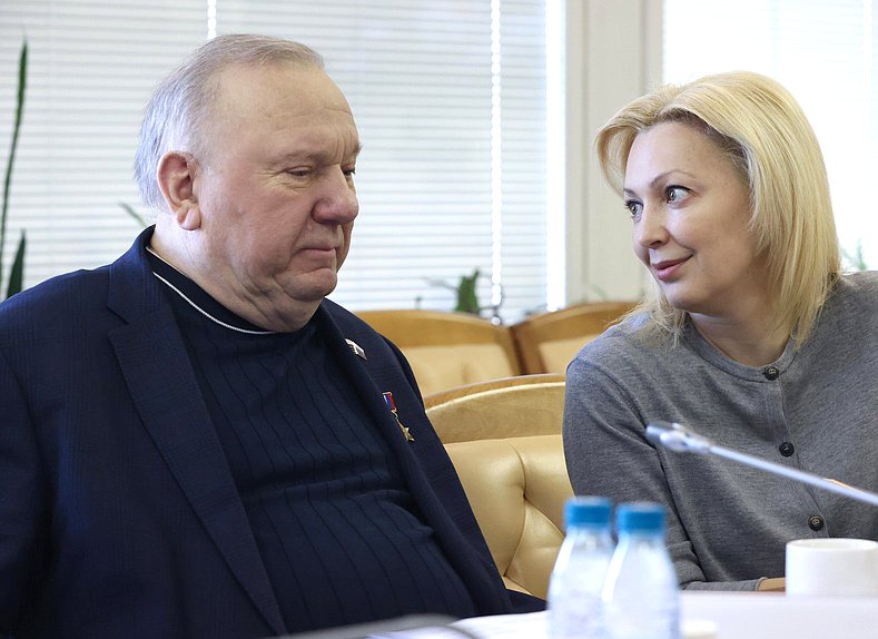 Заместитель Председателя Комитета по развитию гражданского общества, вопросам общественных и религиозных объединений Владимир Шаманов и член Комитета Ольга Тимофеева