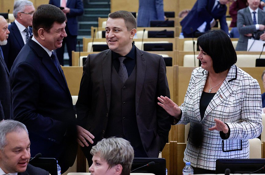 Член Комитета по просвещению Виктор Смирнов, член Комитета по вопросам собственности, земельным и имущественным отношениям Андрей Гимбатов и заместитель Председателя Комитета по туризму и развитию туристической инфраструктуры Татьяна Лобач